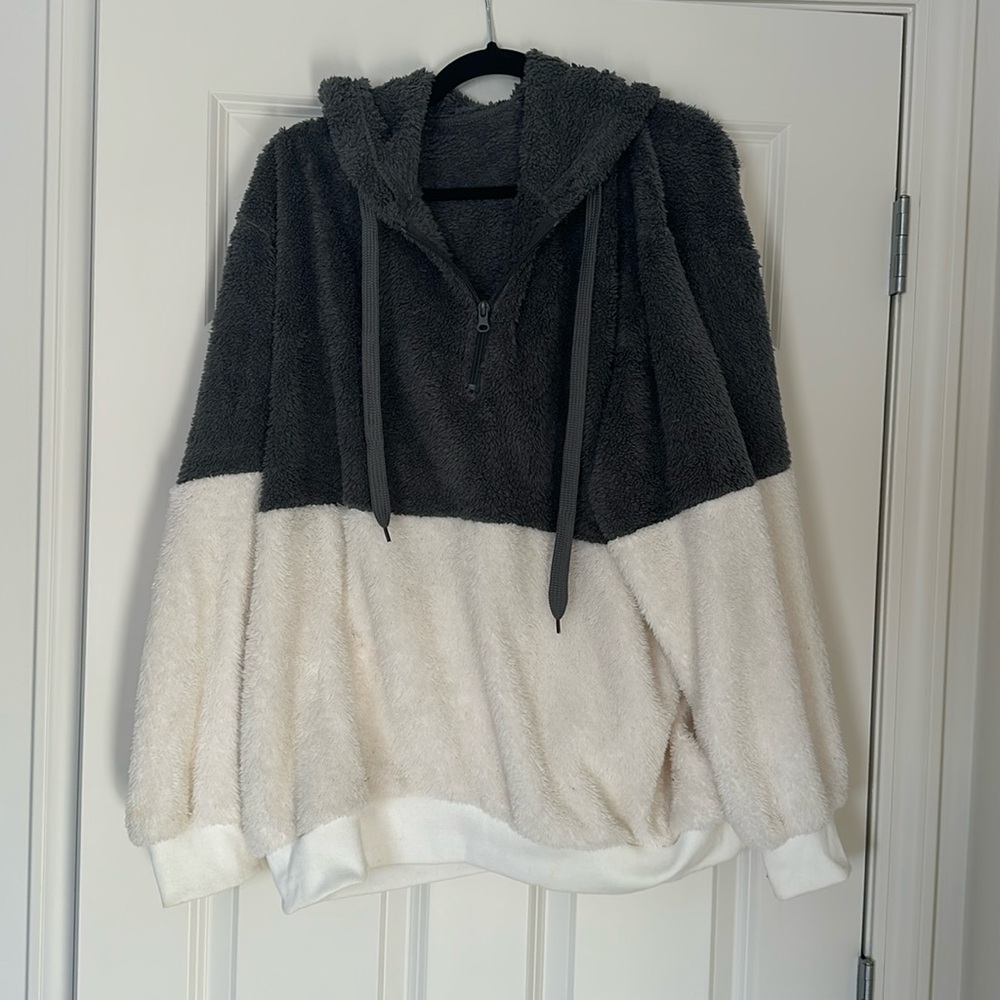 Women’s Fuzzy Gray and White XXL Hoodie with Half Zipper